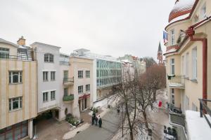 um grupo de pessoas andando por uma rua da cidade em Dom & House - Apartment Monte Cassino 49 Supreme em Sopot