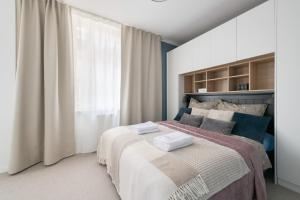 um quarto com uma cama e uma grande janela em Dom & House - Apartment Monte Cassino 49 Supreme em Sopot