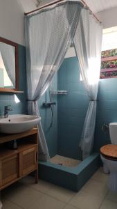 Ванная комната в Les Coulirooms - Suite avec jacuzzi et grande terrasse