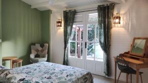 Ліжко або ліжка в номері Les Coulirooms - Suite avec jacuzzi et grande terrasse