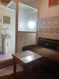 Habitación con mesa y lavabo. en Riad Fez Hostel, en Fez