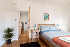 een slaapkamer met een bed en een potplant bij Arty House with Garden in Central Bristol in Bristol
