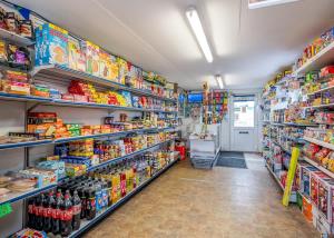 AnderbyにあるRavenna Holiday Parkの飲食店通路