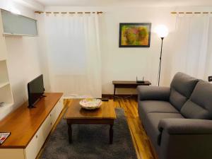 ein Wohnzimmer mit Sofa und Tisch in der Unterkunft Ca' De Mezo near San Marco in Venedig