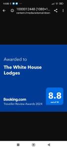 zrzut ekranu strony internetowej Białego Domu na ekranie telefonów w obiekcie The White House Lodges w mieście Brufut