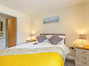 a bedroom with a large bed and two lamps at 2 Bed in Langport 82581 in Pitney