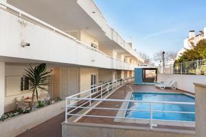 a swimming pool on the side of a building at Apartamento T3 Santa Luzia - H in Santa Luzia