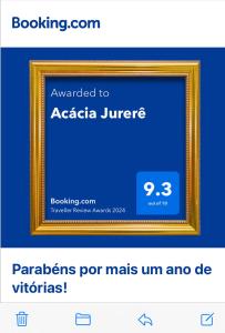 una imagen de una imagen en un marco dorado en Acácia Jurerê, en Florianópolis