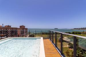 una piscina en un balcón con vistas al océano en Spot Jurere sofisticação à beira mar - SPJ's, en Florianópolis