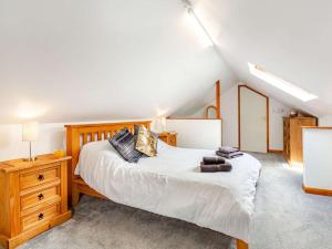 1 dormitorio con 1 cama y vestidor en el ático en 4 Bed in Denbigh 62368, en Denbigh