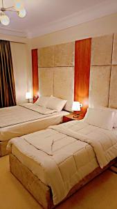 Een bed of bedden in een kamer bij Solima pyramids inn