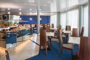 um restaurante com mesas e cadeiras e um buffet em Apartments in Erding - Oberbayern 36757 em Erding