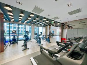 - une salle de sport avec des tapis de course et des équipements de cardio-training dans un bâtiment dans l'établissement Rosee House - Luxury apartment in Vinhomes Smart City, à Nam Tu Liem