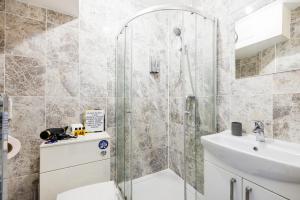 a bathroom with a shower and a toilet and a sink at London Bridge 2 Bed Apartment - Sleeps 3 in London