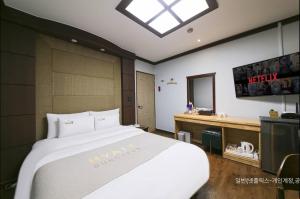 Una cama o camas en una habitación de Hyatt Motel