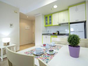 uma cozinha e sala de jantar com mesa e cadeiras em Apartment Esmeralda Suites-3 by Interhome em Calpe