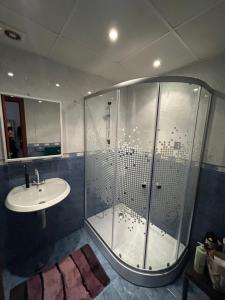 a bathroom with a shower and a sink at АПАРТАМЕНТ МАЯ in Kazanlŭk