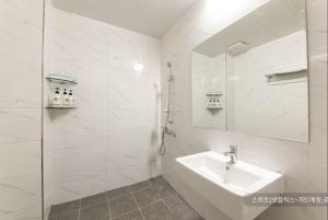 順天的住宿－Hyatt Motel，白色的浴室设有水槽和镜子