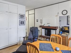 un salon avec une table et une salle à manger dans l'établissement Holiday Home Saariseläntie 8 a 8 by Interhome, à Saariselka 5 autres photos