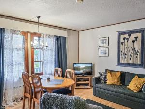 un salon avec une table et un canapé dans l'établissement Holiday Home Saariseläntie 8 a 8 by Interhome, à Saariselka