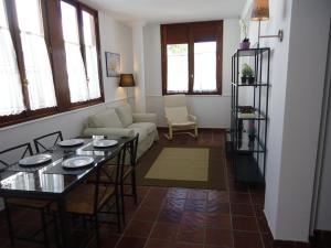 Playa Blanca Apartment, Marina Rubicon في بلايا بلانكا: غرفة معيشة مع أريكة وطاولة
