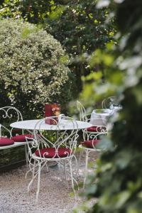 パリにあるホテル パティキュリエ モンマルトルの庭園内のテーブルと椅子