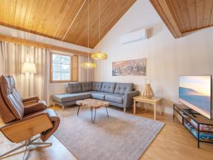 sala de estar con sofá y TV en Holiday Home Teerenpesue a 5 by Interhome, en Saariselkä