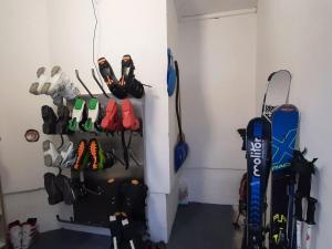 une chambre avec des skis et du matériel de ski. dans l'établissement Apartment Alpin Smile by Interhome, à Saas-Almagell