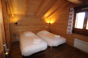 um quarto com 2 camas num chalé de madeira em Chalet Nobel Centre ville 8 pers - 4 Chambres - 4 SdB em Font-Romeu