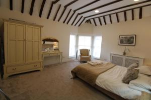 a bedroom with a bed and a dresser and a mirror at The Warren @ Short Stays in Basingstoke