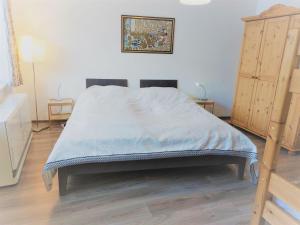 Bett mit blauer Decke auf einem Zimmer in der Unterkunft Holiday Home Landhaus St- Georg-9 by Interhome in Bad Gastein