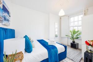 a bedroom with a bed with blue accents at London Bridge 2 Bed Apartment - Sleeps 3 in London
