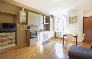 Eldhús eða eldhúskrókur á Stunning Apartment In Milano With Kitchen