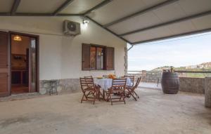 - une table et des chaises sur une terrasse avec vue dans l'établissement 1 Bedroom Lovely Home In San Marco Daluzio, à San Marco dʼAlunzio