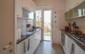 O bucătărie sau chicinetă la Amazing Apartment In Roma With Kitchen