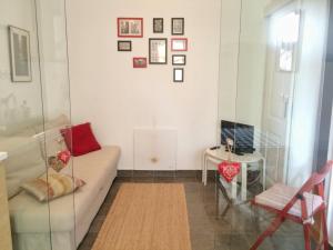 里斯本的住宿－Casinha da Estrela，客厅配有沙发和桌子
