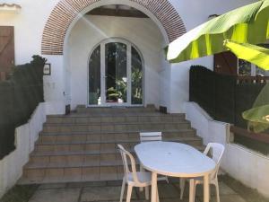 アンダイエにあるAppartement Hendaye, 2 pièces, 5 personnes - FR-1-2-344の階段前のテーブルと椅子