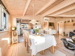 comedor y cocina con mesa y sillas en Holiday Home Joar - 11km from the sea in Western Jutland by Interhome, en Oksbøl