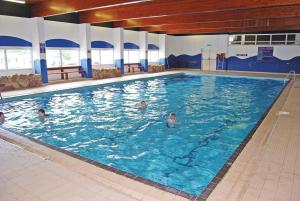una gran piscina con gente en el agua en Beautiful Seaside Holiday Home Sleeps 6, en Heysham