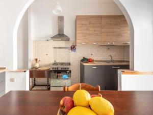 eine Küche mit einem Tisch und Obst darauf in der Unterkunft Apartment Casa Angela by Interhome in Follonica
