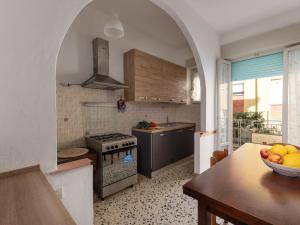 eine Küche mit einer Spüle und einem Herd Top-Backofen in der Unterkunft Apartment Casa Angela by Interhome in Follonica