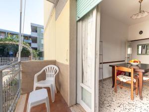 einen Balkon mit einem Tisch, Stühlen und einem Tisch in der Unterkunft Apartment Casa Angela by Interhome in Follonica