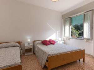 1 Schlafzimmer mit 2 Betten und einem Fenster in der Unterkunft Apartment Casa Angela by Interhome in Follonica