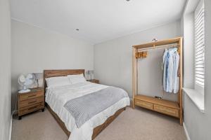 1 dormitorio con 1 cama y vestidor con espejo en Lovely Mews House Royal Crescent en Londres