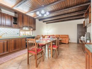 une cuisine avec une table, des chaises et un canapé dans l'établissement Holiday Home Perla by Interhome, à Partinico 25 autres photos