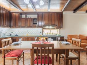 une cuisine avec une table en bois et une salle à manger dans l'établissement Holiday Home Perla by Interhome, à Partinico