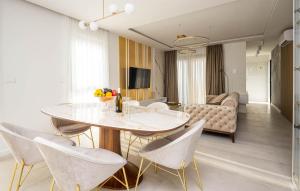 Televisyen dan/atau pusat hiburan di Cozy Apartment In Sveti Filip I Jakov