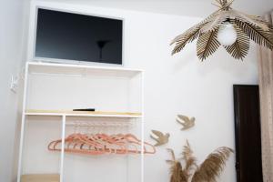 - un salon avec une télévision sur une étagère blanche dans l'établissement Apartamento a estrenar en San Juan de la Palma, à Séville