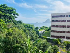 an office building with a view of the ocean at Apartamento Boa Viagem Niterói Rio de Janeiro in Niterói