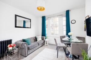 a living room with a couch and a table at London Bridge 2 Bed Apartment - Sleeps 3 in London